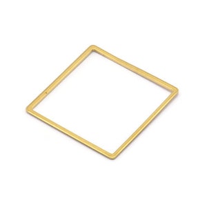 Puede incluir: Un aro de oro cuadrado para la oreja con un diseño geométrico simple.
