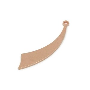 Op de afbeelding: Een roségouden hanger met een gebogen, langwerpige vorm. Het heeft een platte, brede basis die taps toeloopt naar een afgeronde top met een klein gaatje om op te hangen. Het ontwerp is minimalistisch en elegant, geschikt voor het maken van sieraden.