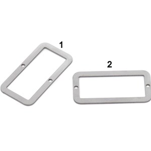 Op de afbeelding: Twee rechthoekige frames van zilverkleurig metaal met afgeronde hoeken. De frames zijn genummerd 1 en 2.