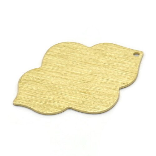 Dije de insignia de latón, 2 dijes de insignia de latón crudo texturizado con 1 orificio, colgantes, accesorios (39 x 28 x 0,80 mm) M02339