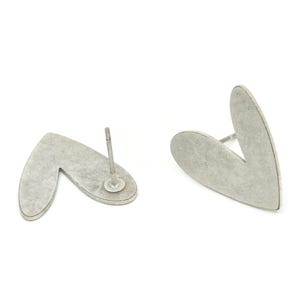 Silver Heart Earring, 4 Antique Silver Plated Brass Heart Shaped Stud Earrings (18x17x0.80mm) A2717 H0231