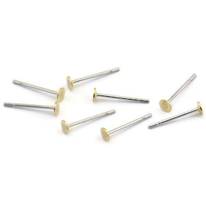 Puede incluir: Ocho postes de pendientes de color dorado con tallos de color plateado. Los postes de pendientes están dispersos sobre una superficie blanca.