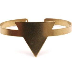 Triangelarmband med öppen ände, 2 triangelformade tomma armband i rå mässing med ett hål för berlocker Brc154