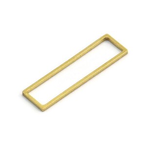 Könnte beinhalten: Ein goldfarbener rechteckiger Metallrahmen mit glatter, polierter Oberfläche. Der Rahmen ist an allen Seiten offen und eignet sich ideal, um Schmuckprojekten einen Hauch von moderner Eleganz zu verleihen.