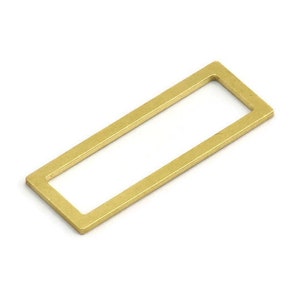 Puede incluir: Un rectángulo de metal de color dorado con un centro hueco. El rectángulo mide aproximadamente 3,8 cm de largo y 1,3 cm de ancho.