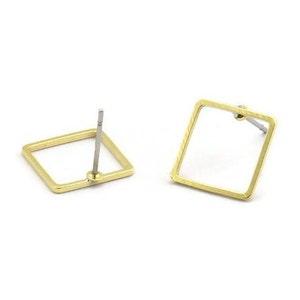 Può includere: Un paio di orecchini a bottone quadrati in oro con un design semplice. Gli orecchini hanno un perno e un retro a farfalla.
