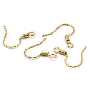 Op de afbeelding: Vier gouden oorhaken met veerbevestigingen. De haken zijn gemaakt van metaal en hebben een gladde afwerking.