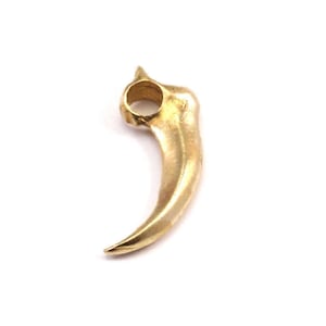 Könnte beinhalten: Ein goldfarbener Klauenanhänger mit einem Ring oben zum Anbringen an einer Kette.