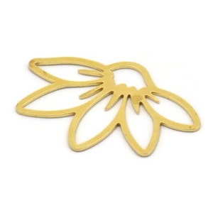 Könnte beinhalten: Ein goldfarbener Metallanhänger in Form einer stilisierten Blume mit fünf Blütenblättern.