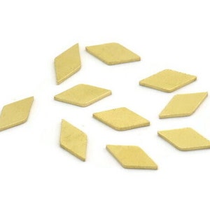 Könnte beinhalten: Zehn kleine, goldfarbene, rautenförmige Metallstücke.