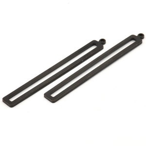 Schwarze Stab Charme, 6 oxidierte schwarze Stab Anhänger aus Messing mit 1 Schleife, Zubehör, Ohrringe (53x6x1.2 mm) D1159 S668