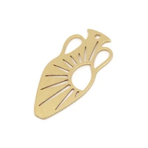 Può includere: Un ciondolo in metallo color oro a forma di anfora, con un design a raggiera nel corpo. Il ciondolo ha due manici e un piccolo foro nella parte superiore per l'infilatura. Il design è ritagliato, creando spazio negativo.