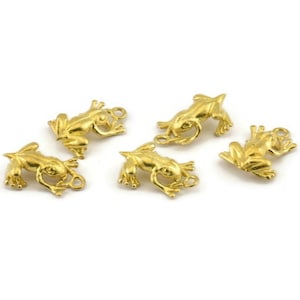 Könnte beinhalten: Fünf goldfarbene Frosch-Anhänger mit einer Öse zum Anbringen an Schmuck oder anderen Bastelarbeiten.