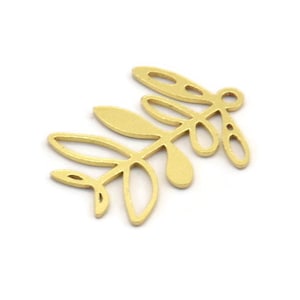 Puede incluir: Encanto de metal dorado en forma de rama estilizada con hojas.