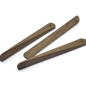 K&ouml;nnte beinhalten: Drei Holzst&auml;be mit abgerundeten Enden. Die St&auml;be sind braun und haben eine nat&uuml;rliche Holzmaserung.