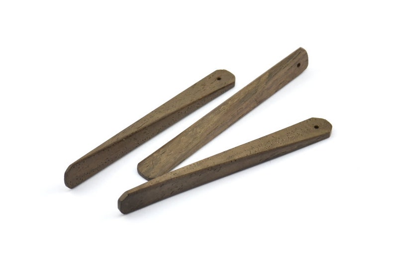 K&ouml;nnte beinhalten: Drei Holzst&auml;be mit abgerundeten Enden. Die St&auml;be sind braun und haben eine nat&uuml;rliche Holzmaserung.
