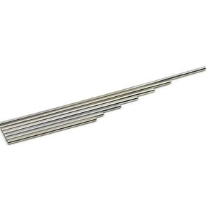 Può includere: Una collezione di sette aste metalliche cilindriche e dritte disposte in un motivo diagonale a gradini. Ogni asta presenta una finitura argentata liscia e riflettente e un diametro uniforme, con lunghezze variabili.