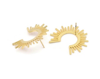 Könnte beinhalten: Ein Paar goldfarbene Ohrringe in Sonnenform mit einem Halbkreisdesign. Die Ohrringe haben einen Stiftverschluss.