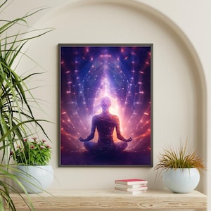 以下が含まれることがあります： 渦巻く光と星々を背景に、紫とピンクの鮮やかなオーラに包まれた瞑想のポーズをとる人物を描いたデジタルアートプリントです。人物はシルエットで描かれています。