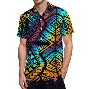 Puede incluir: Una camisa de manga corta con botones y un estampado geom&eacute;trico colorido. El estampado presenta un degradado de colores azules, verdes, amarillos y naranjas sobre un fondo negro.