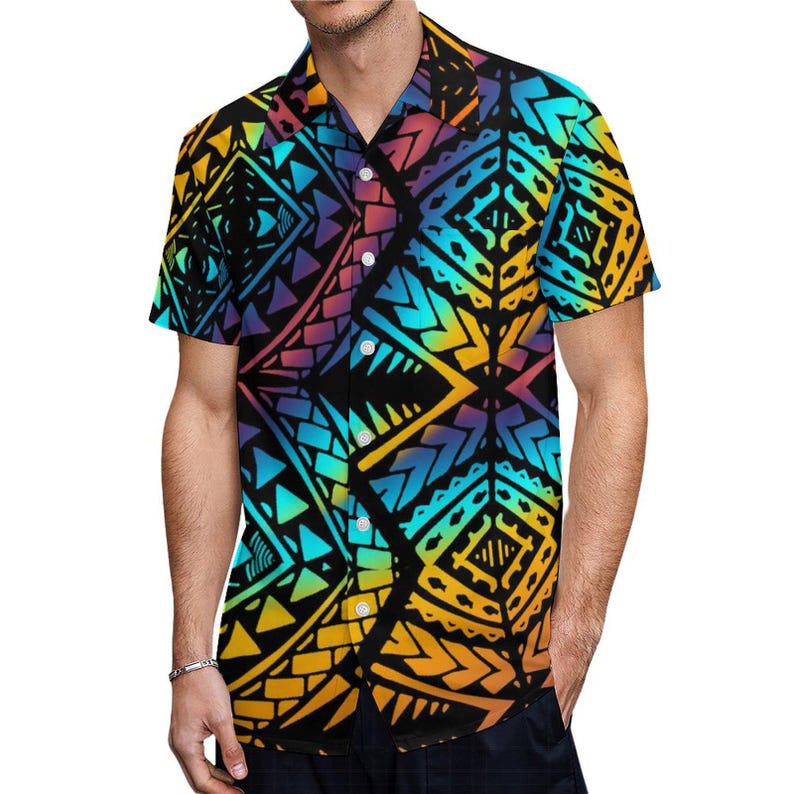 Puede incluir: Una camisa de manga corta con botones y un estampado geom&eacute;trico colorido. El estampado presenta un degradado de colores azules, verdes, amarillos y naranjas sobre un fondo negro.
