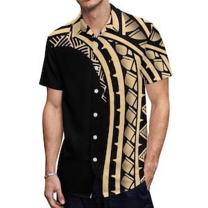 Puede incluir: Una camisa negra de manga corta con botones y un patr&oacute;n tribal dorado en el lado derecho.