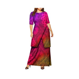 Puede incluir: Un vibrante vestido largo con una falda única estilo envolvente. El vestido presenta un estampado de cachemira en un degradado de colores, que va del morado al rosa y al amarillo. La parte superior de manga corta complementa la falda, creando un look elegante y armonioso.