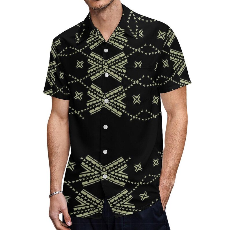 Puede incluir: Una camisa negra de manga corta con botones y un patr&oacute;n geom&eacute;trico en color verde claro. El patr&oacute;n presenta una serie de formas y l&iacute;neas entrelazadas.