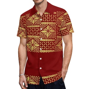 Puede incluir: Una camisa de manga corta de color rojo con botones y un patr&oacute;n geom&eacute;trico dorado. El patr&oacute;n presenta un dise&ntilde;o repetitivo de flores y l&iacute;neas.