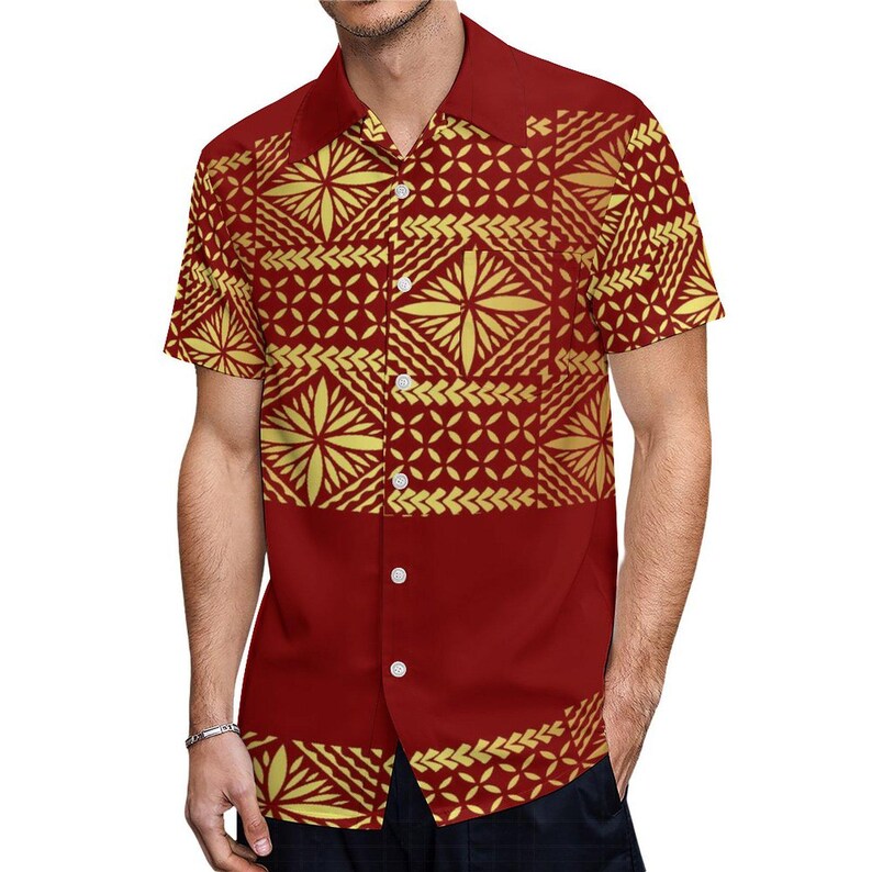 Puede incluir: Una camisa de manga corta de color rojo con botones y un patr&oacute;n geom&eacute;trico dorado. El patr&oacute;n presenta un dise&ntilde;o repetitivo de flores y l&iacute;neas.