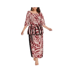 Puede incluir: Un vestido estampado en rojo y blanco con una parte superior con volantes y una falda larga. El vestido presenta un diseño de inspiración polinesia.