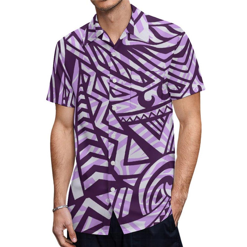 Puede incluir: Una camisa de botones de manga corta de color morado y blanco con un patr&oacute;n geom&eacute;trico.