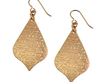 Pendientes arabescos de bronce hechos a mano: joyería en forma de lágrima con estampado de damasco en relieve.