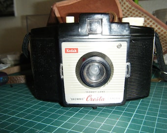 Vintage Box Brownie type camera KODAK CRESTA late 1950's. Gift or even use. Photographers collectable. Case included. Film still available