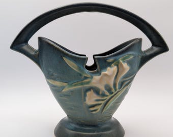 Cesta de cerámica Roseville antigua, concretamente con el estampado Freesia en azul, numerada 390-7.