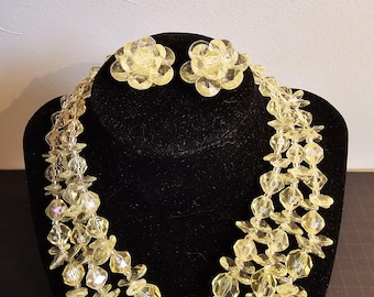 Conjunto vintage de Alemania Occidental con pendientes de clip y collar multihebra de cuentas amarillas facetadas a juego.