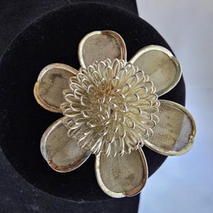 Broche vintage de flor en tono dorado de Anne Klein: diseño de malla en relieve