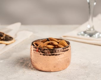 手打ち銅製スナックボウル | 小さなオリーブ＆ソース皿 | 職人による調味料カップ、素朴なキッチン装飾、300ml