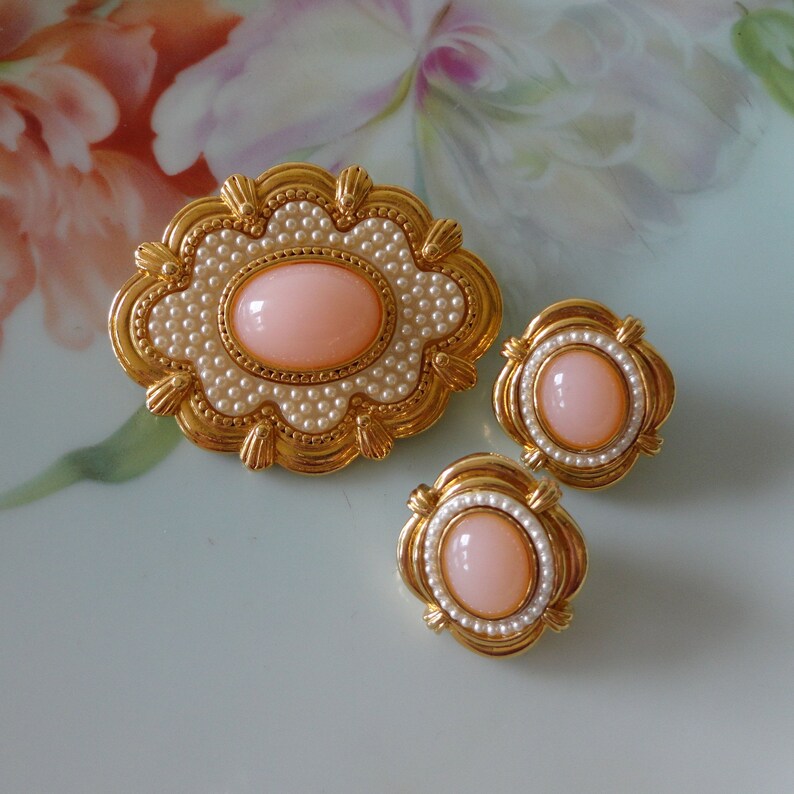 Vintage Avon 1988 Victorian Spring COMPLETE Set Pink Cabochon /& Seed Pearls Brooch Pin Matching Pierced Earrings Lovely Estate Set