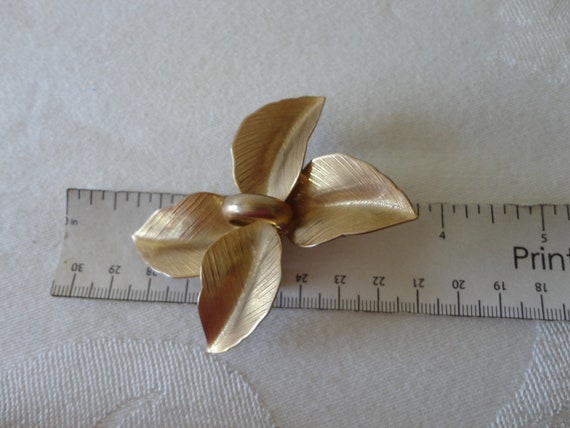 Vintage Textured Petals Flower Brooch Pin Gold Pl… - image 6