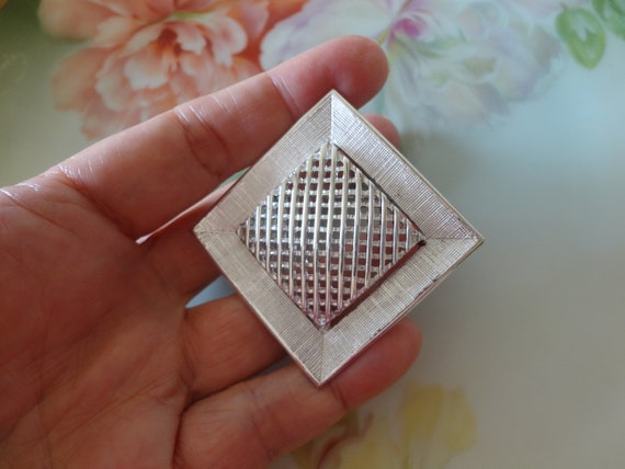 Vintage 1971 Sarah Coventry "Criss Cross" Brooch … - image 4