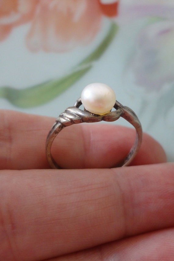 Vintage Sterling Silver Pearl Ring Size 8 Has Des… - image 5