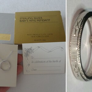 NOS vintage Avon 1982 « Collier pendentif bague en argent sterling pour bébé » PETITE bague sur chaîne de 18 po. NEUF dans sa boîte d'origine avec carte de célébration de naissance