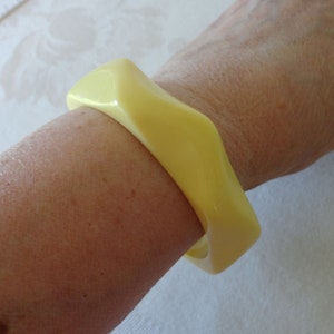 Vintage Gelb Lucite Armreif Echte Lucite Sunny Gelb Damen Armreif Schöner Sommer Armreif Nachlass Schmuck Folie Etikett