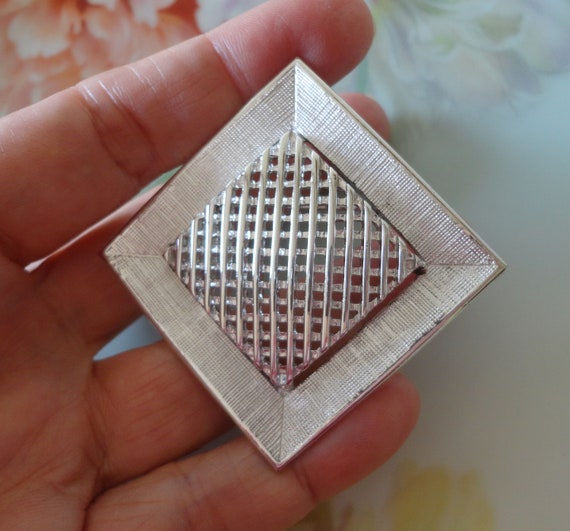 Vintage 1971 Sarah Coventry "Criss Cross" Brooch … - image 1