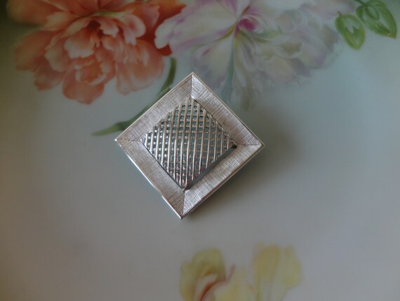 Vintage 1971 Sarah Coventry "Criss Cross" Brooch … - image 2