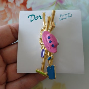 Vintage Gartenarbeit Thema Brosche Emaille & Kristall von Dore Neu auf Original Card Pin Hat w / Kristalle und Gartengeräte Vergoldet