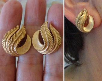 Vintage Crown Trifari Clip On Earrings Gold Plated Metal Classic Leaf Texture & Florentine Finish Earrings Circa 1955-1969 Nice Estate Find