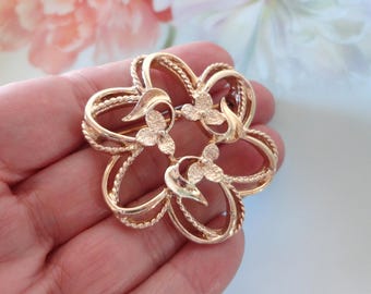Vintage 1974 SARAH COVENTRY "Fleurette" Brooch Pin Open Design Leaves Gold Plated Metal Textured & Polished Finishes Estate Jewelry