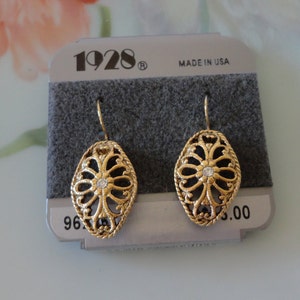 Pendientes perforados con detalles de cristal de la marca 1928, diseño abierto clásico y femenino, pendientes colgantes de cristal de metal chapado en oro, nuevos de stock antiguo, hechos en EE. UU.